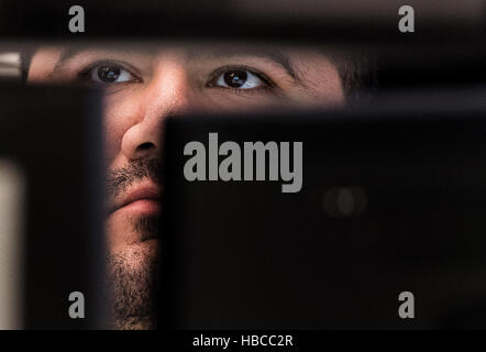 Francfort, Allemagne. 5 déc, 2016. Un opérateur en bourse suit l'évolution et de changement de cours d'actions sur plusieurs écrans à la bourse de Francfort, Allemagne, 5 décembre 2016. Photo : Boris Roessler/dpa/Alamy Live News Banque D'Images