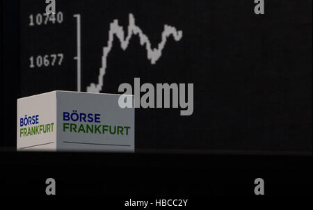 Francfort, Allemagne. 5 déc, 2016. Le DAX progresse dans une courbe avec retenue à la bourse de Francfort, Allemagne, 5 décembre 2016. Photo : Boris Roessler/dpa/Alamy Live News Banque D'Images