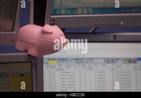 Francfort, Allemagne. 5 déc, 2016. Un cochon en plastique veille sur les opérateurs en bourse à partir des écrans d'un employé à la bourse de Francfort, Allemagne, 5 décembre 2016. Photo : Boris Roessler/dpa/Alamy Live News Banque D'Images