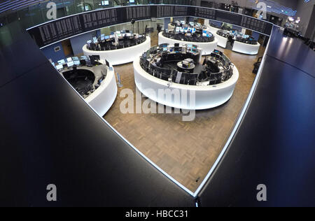 Francfort, Allemagne. 5 déc, 2016. Opérateurs en Bourse suivre son évolution et changement de cours d'actions sur plusieurs écrans à la bourse de Francfort, Allemagne, 5 décembre 2016. Photo : Boris Roessler/dpa/Alamy Live News Banque D'Images