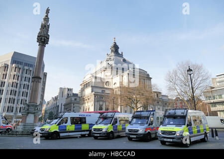 London.UK.5th.décembre. 2016.moins d'une douzaine de manifestants tourner jusqu'au début de l'audience de la Cour suprême d'appel du gouvernement plus processPolice Brexit attendre des renforts à l'abbaye de Westminster. Crédit : Brian Minkoff/Alamy Live News Banque D'Images