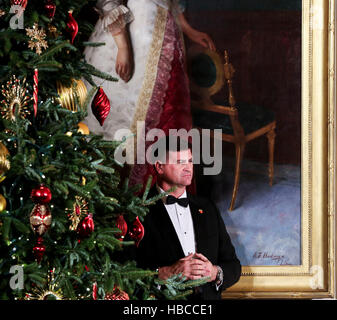 Washington, Us. 08Th Dec 2016. Un agent des services secrets observe alors que le président des États-Unis Barack Obama prononce une allocution pour le Centre Kennedy 2016 personnes honorées, dans l'East Room de la Maison Blanche, le 4 décembre 2016. Les lauréats 2016 sont : la pianiste argentine Martha Argerich ; rock band les aigles ; l'écran et d'un acteur Al Pacino ; gospel et blues singer Mavis Staples ; et musicien James Taylor. Credit : Aude Guerrucci/Piscine via CNP - AUCUN FIL SERVICE - Photo : Aude Guerrucci/consolidé/dpa/Alamy Live News Banque D'Images