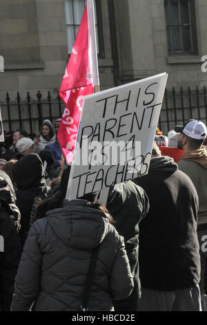 Halifax, NS, Canada.. 5 déc, 2016. Les parents et les étudiants qui protestaient à Province House, à Halifax, N.-É., le 5 décembre 2016. Credit : Lee Brown/Alamy Live News Banque D'Images