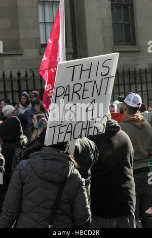 Halifax, NS, Canada.. 5 déc, 2016. Les parents et les étudiants qui protestaient à Province House, à Halifax, N.-É., le 5 décembre 2016. Credit : Lee Brown/Alamy Live News Banque D'Images