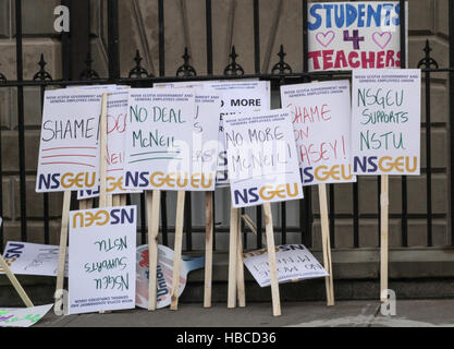 Halifax, NS, Canada.. 5 déc, 2016. Les parents et les étudiants qui protestaient à Province House, à Halifax, N.-É., le 5 décembre 2016. Credit : Lee Brown/Alamy Live News Banque D'Images