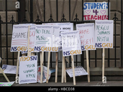 Halifax, NS, Canada.. 5 déc, 2016. Les parents et les étudiants qui protestaient à Province House, à Halifax, N.-É., le 5 décembre 2016. Credit : Lee Brown/Alamy Live News Banque D'Images