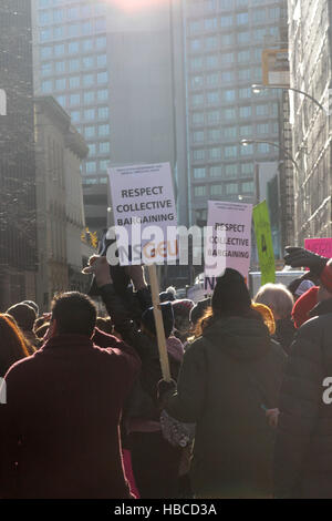 Halifax, NS, Canada.. 5 déc, 2016. Les parents et les étudiants qui protestaient à Province House, à Halifax, N.-É., le 5 décembre 2016. Credit : Lee Brown/Alamy Live News Banque D'Images