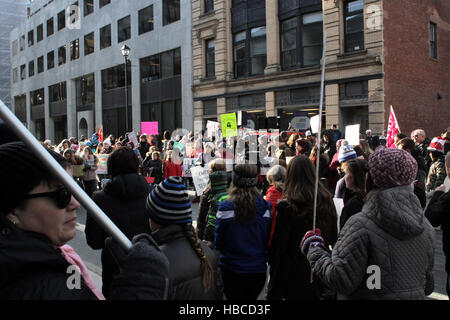 Halifax, NS, Canada.. 5 déc, 2016. Les parents et les étudiants qui protestaient à Province House, à Halifax, N.-É., le 5 décembre 2016. Credit : Lee Brown/Alamy Live News Banque D'Images