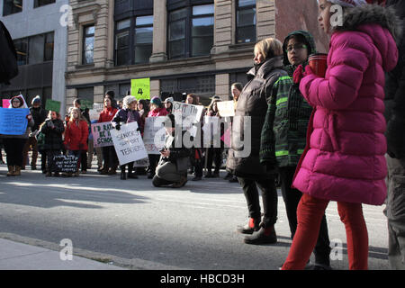 Halifax, NS, Canada.. 5 déc, 2016. Les parents et les étudiants qui protestaient à Province House, à Halifax, N.-É., le 5 décembre 2016. Credit : Lee Brown/Alamy Live News Banque D'Images