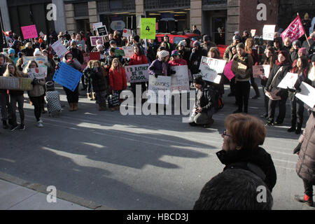 Halifax, NS, Canada.. 5 déc, 2016. Les parents et les étudiants qui protestaient à Province House, à Halifax, N.-É., le 5 décembre 2016. Credit : Lee Brown/Alamy Live News Banque D'Images