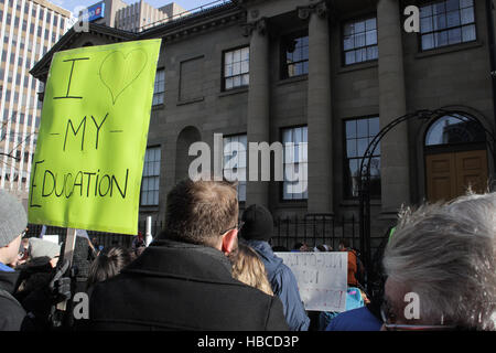 Halifax, NS, Canada.. 5 déc, 2016. Les parents et les étudiants qui protestaient à Province House, à Halifax, N.-É., le 5 décembre 2016. Credit : Lee Brown/Alamy Live News Banque D'Images