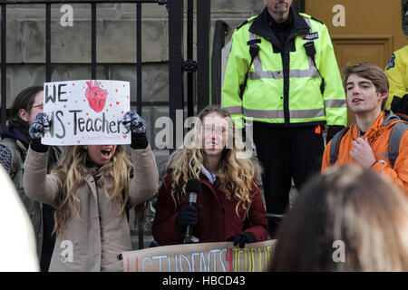 Halifax, NS, Canada.. 5 déc, 2016. Les parents et les étudiants qui protestaient à Province House, à Halifax, N.-É., le 5 décembre 2016. Credit : Lee Brown/Alamy Live News Banque D'Images