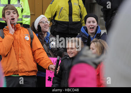 Halifax, NS, Canada.. 5 déc, 2016. Les parents et les étudiants qui protestaient à Province House, à Halifax, N.-É., le 5 décembre 2016. Credit : Lee Brown/Alamy Live News Banque D'Images