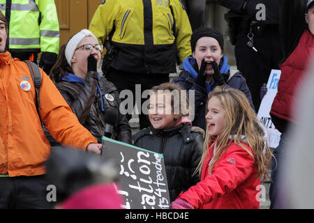 Halifax, NS, Canada.. 5 déc, 2016. Les parents et les étudiants qui protestaient à Province House, à Halifax, N.-É., le 5 décembre 2016. Credit : Lee Brown/Alamy Live News Banque D'Images