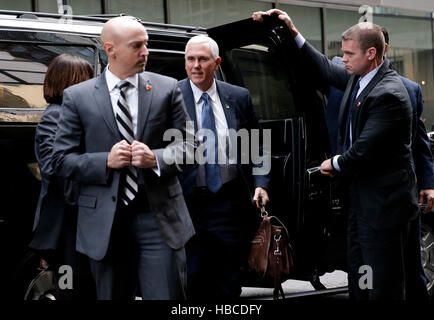 New York, USA. 5 déc, 2016. New York, USA. 5 déc, 2016. United States Vice-président élu Mike Pence arrive à l'extérieur de Trump Tower le 5 décembre 2016 à New York. Le président élu américain Donald Trump est toujours la tenue des réunions à l'étage au Trump Tower alors qu'il continue à remplir des postes clés dans sa nouvelle administration. Credit : MediaPunch Inc/Alamy Live News Banque D'Images