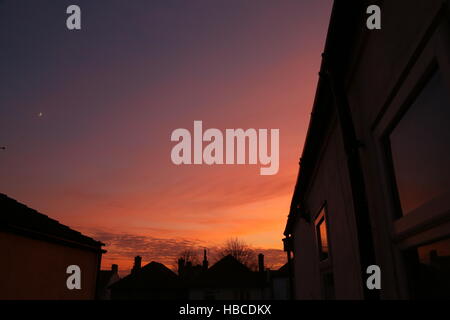 Westcliff on Sea, Essex, Royaume-Uni. 5 déc, 2016. Météo britannique. Ciel rouge du coucher de soleil au-dessus de la cheminée et des pots de toits. Credit : Penelope Barritt/Alamy Live News Banque D'Images