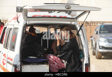 Islamabad, Pakistan. Le 05 mai 2016. Corps de gens qui ont tué dans la région de fire incident s'est produit à l'hôtel quatre étoiles de Karachi sont transférées à l'hôpital Jinnah, le lundi 05 décembre, 2016. Au moins 11 personnes ont été tués et 75 autres blessés lorsqu'un immense incendie a éclaté à Karachi's Regent Plaza Hotel tôt lundi, la police et un médecin a dit. L'incendie a éclaté dans la cuisine située au rez-de-chaussée de l'hôtel quatre étoiles situé sur la rue la Shahrah-e-Faisal, et s'est engouffré dans le bâtiment, le piégeage des dizaines de clients de l'hôtel dans leurs chambres. Banque D'Images