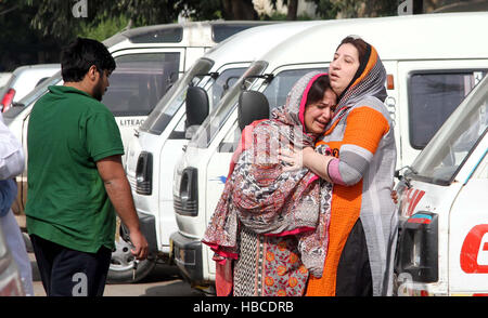 Islamabad, Pakistan. Le 05 mai 2016. Les gens dans le chagrin qu'ils réagissent pleurer sur la mort de leurs parents, tués dans un incendie s'est produit à l'hôtel quatre étoiles de Karachi, à l'hôpital Jinnah, le lundi 05 décembre, 2016. Au moins 11 personnes ont été tués et 75 autres blessés lorsqu'un immense incendie a éclaté à Karachi's Regent Plaza Hotel tôt lundi, la police et un médecin a dit. L'incendie a éclaté dans la cuisine située au rez-de-chaussée de l'hôtel quatre étoiles situé sur la rue la Shahrah-e-Faisal, et s'est engouffré dans le bâtiment, le piégeage des dizaines de clients de l'hôtel dans leurs chambres. Banque D'Images