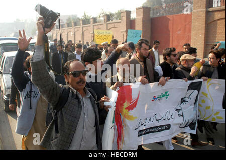 Islamabad, Pakistan. Le 05 mai 2016. Les membres de l'Union des journalistes de Khyber (KHUJ) contre le Pakistan, l'autorité de régulation des médias électroniques (PEMRA) lors de protestation à Sher Shah Suri Road à Peshawar le Lundi, Décembre 05, 2016. Banque D'Images