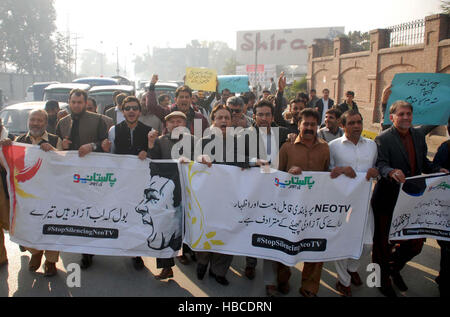 Islamabad, Pakistan. Le 05 mai 2016. Les membres de l'Union des journalistes de Khyber (KHUJ) contre le Pakistan, l'autorité de régulation des médias électroniques (PEMRA) lors de protestation à Sher Shah Suri Road à Peshawar le Lundi, Décembre 05, 2016. Banque D'Images