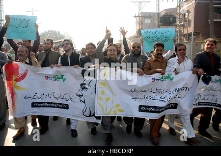 Islamabad, Pakistan. Le 05 mai 2016. Les membres de l'Union des journalistes de Khyber (KHUJ) contre le Pakistan, l'autorité de régulation des médias électroniques (PEMRA) lors de protestation à Sher Shah Suri Road à Peshawar le Lundi, Décembre 05, 2016. Banque D'Images