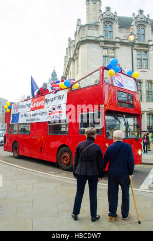 London, UK, 05/12/2016, la Cour suprême de Londres que les juges commencent à délibérer le Brexit référendum introduit par Gina Miller que le gouvernement n'a pas le droit d'utiliser le Nous royal et le référendum est uniquement consultatif. Credit : JOHNNY ARMSTEAD/Alamy Live News Banque D'Images