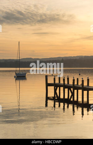 Waterhead sur le lac Windermere, Cumbria (Royaume-Uni). 5 déc, 2016. Après une froide journée ensoleillée, le soleil se couche sur le lac Windermere silhouetting de bateaux de plaisance et d'amarrage. Après une nuit de gel, le temps a été ensoleillé et avec des prévisions météorologiques pour demain. Credit : Julian Eales/Alamy Live News Banque D'Images