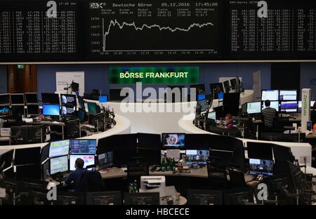 Francfort, Allemagne. 5 déc, 2016. Les membres du personnel travaillent à Bourse de Francfort à Francfort, Allemagne, le 5 décembre 2016. Référence de l'Allemagne à l'indice DAX de la Bourse de Francfort le lundi a augmenté de 171,48 points, ou 1,63 pour cent et fermé à 10 684,83 points. © Luo Huanhuan/Xinhua/Alamy Live News Banque D'Images