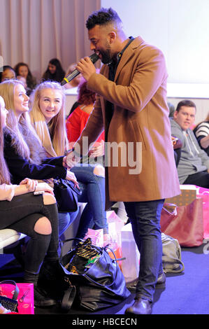 JLS fondateur Oritse Williams a réalisé trois chansons sur la ville cosmopolite a découvert au cours de la quatrième journée des défilés à l'Vêtements Show, NEC, Birmingham, UK. En commençant par une reprise de l'Arctique Monkey's ramper de nouveau à vous, Oritse a effectuer son nouveau single de flottaison, et fermé par un couvercle de David Bowie Let's Dance. L'exécution du 2 au 6 décembre 2016, avec l'habituel mélange passionnant de la mode, beauté, célébrités, la musique, et des experts de l'industrie. Les vêtements montrent est de retour pour son dernier traitement au NEC. Crédit : Antony l'ortie/Alamy Live News Banque D'Images