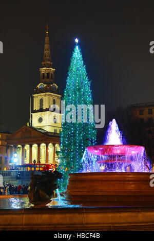 Londres, Royaume-Uni. 5 décembre 2016. Trafalgar Square et la fontaine de l'arbre de Noël à Trafalgar Square, Londres, Royaume-Uni. Crédit : Paul Brown/Alamy Live News Banque D'Images