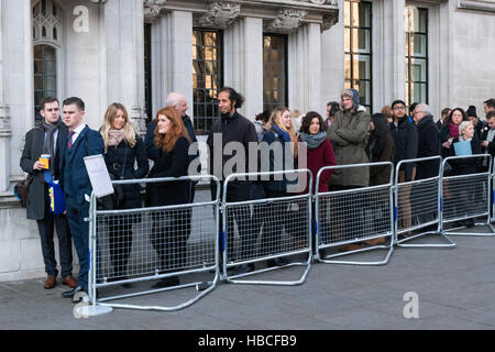 Londres, Royaume-Uni. 6 Décembre, 2016. Médias et gens queue devant la Cour suprême. Credit : Raymond Tang/Alamy Live News Banque D'Images