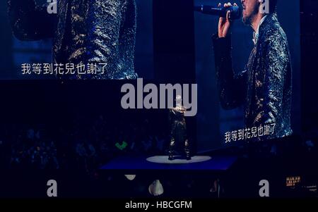 Hong Kong, Chine. 5 déc, 2016. Chanteur Jacky Cheung effectue au cours de sa tournée mondiale "Un concert Classic Tour' à Hong Kong, Chine du Sud, 5 décembre 2016. © Wang Xi/Xinhua/Alamy Live News Banque D'Images