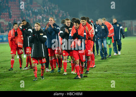 L'équipe remercie les fans de Berlin lors de la 2e Bundesliga match de football entre 1. FC Union Berlin et de l'Eintracht Braunschweig au Stadion an der alten Foersterei, Berlin, Allemagne, 5 décembre 2016. Photo : Maurizio Gambarini/Maurizio Gambarini/dpa Banque D'Images