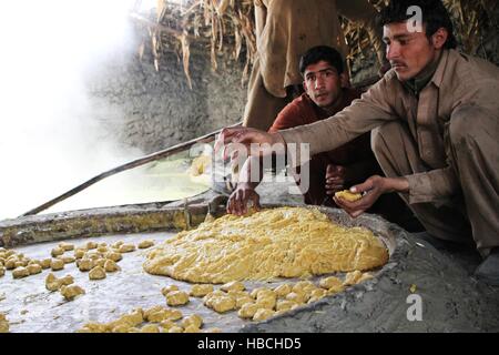 (161206) -- Jalalabad, le 6 décembre 2016 (Xinhua) -- les gens travaillent à une usine de douce dans la province de Nangarhar, est de l'Afghanistan, 5 décembre 2016. L'effectif de l'Afghanistan de 16 millions, 3 millions ont un emploi tandis que les 13 millions d'autres ont peut-être aléatoire ou à temps partiel sans revenus réguliers. (Xinhua/Rahman Safi) Banque D'Images