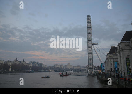 Londres, Royaume-Uni. 6e Dec 2016. Météo britannique. La Brume dans le centre de Londres. London Eye. Crédit d'auteur : carol moir/Alamy Live News Banque D'Images