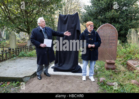 Londres, Royaume-Uni. 5 déc 2016. David Barnado, l'arrière-arrière petit neveu de Barnado's fondateur, Thomas Barnado et Jean Clark, un ancien et l'unique fille Barnados de levée de fonds pour le monument. Deux mètres de haut, un mémorial en hommage 513 enfants Barnardo enterrés dans des tombes est dévoilée dans le cimetière de Tower Hamlets Park dans l'Est de Londres. Credit : Vickie Flores/Alamy Live News Banque D'Images