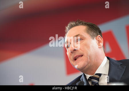 Vienne, Autriche. 6e Dec 2016. Heinz-Christian Strache président du FPOe lors d'une conférence de presse tenue à la suite de l'élection présidentielle de l'Autriche, à Vienne, Autriche, 6 décembre 2016. Photo : Daniel Reinhardt/dpa/Alamy Live News Banque D'Images