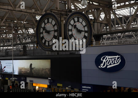 Londres, Royaume-Uni. 6 Décembre, 2016.L'horloge de la gare de Waterloo, Londres est un quatre face réveil souvent utilisé comme rendzvous Crédit edition : Keith Larby/Alamy Live News Banque D'Images