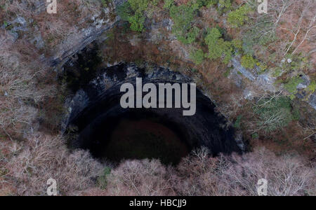 Hanzhong, Chine. 19Th Mar, 2016. Photo prise le 3 décembre 2016 présente le géant dans une doline karst Tianxuan Zhenba Comté de Hanzhong City, au nord-ouest de la province de Shaanxi en Chine. Une grappe de dolines karstiques géant, également connu sous le nom de tiankengs, a été découvert dans le Shaanxi.Au total, 49 tiankengs et plus de 50 cheminées de 50 à 100 mètre de diamètre a été trouvé dans le plus de 200-km relief karstique dans la ceinture de la ville de Hanzhong. © Tao Ming/Xinhua/Alamy Live News Banque D'Images