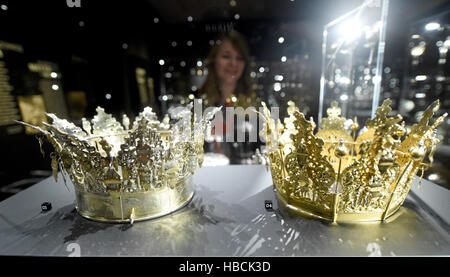 Luebeck, Allemagne. Le 06 Dec 2016. Une d'argent et plaqué or une couronne de mariée datant des xviie et xviiie siècles sur l'affichage dans l'Musée hanséatique à Luebeck, Allemagne, 06 décembre 2016. L'argent du musée exposition présentant des objets à partir de la Norvège s'ouvre sur le 07 décembre 2016 et se poursuivra jusqu'au 02 février 2017. Photo : Carsten Rehder/dpa/Alamy Live News Banque D'Images