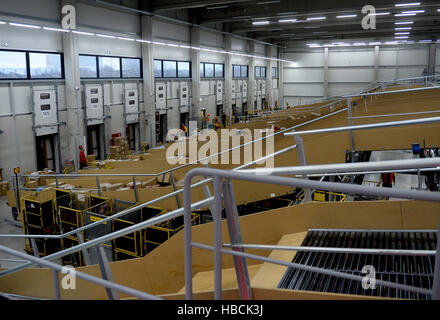 Les colis sont transportés sur des courroies de convoyeur dans le centre de livraison DHL à Berlin, Allemagne, 06 décembre 2016. L'entreprise allemande est occupé à la période de Noël est déjà en plein essor. Photo : Britta Pedersen/dpa-Zentralbild/dpa Banque D'Images