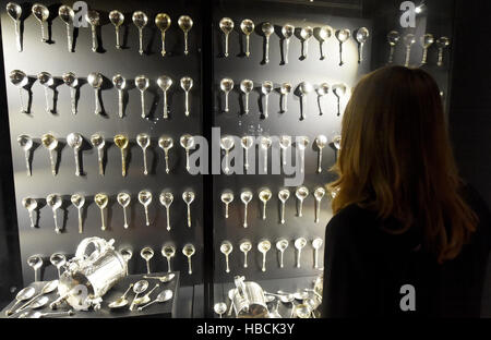 Luebeck, Allemagne. Le 06 Dec 2016. Cuillères en argent, des trophées et des conteneurs sur l'affichage dans l'Musée hanséatique à Luebeck, Allemagne, 06 décembre 2016. L'argent du musée exposition présentant des objets à partir de la Norvège s'ouvre sur le 07 décembre 2016 et se poursuivra jusqu'au 02 février 2017. Photo : Carsten Rehder/dpa/Alamy Live News Banque D'Images