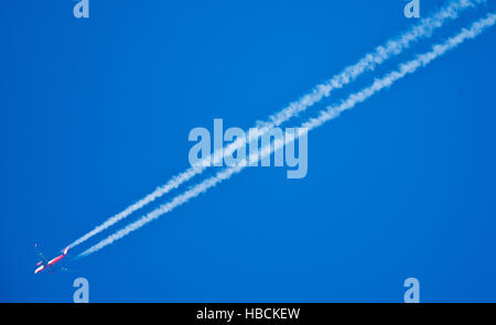 Un avion appartenant à la préoccupation allemande Air Berlin laisse des traînées de vapeur dans un ciel bleu clair qu'elle vole au-dessus de Hanovre, Allemagne, 06 décembre 2016. Photo : Julian Stratenschulte/dpa Banque D'Images