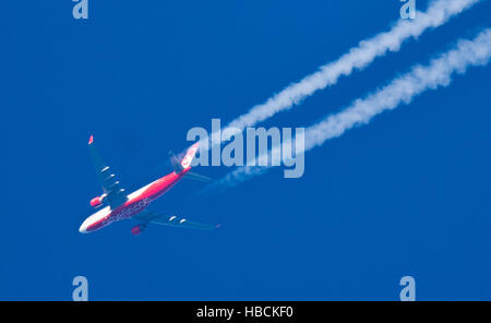 Un avion appartenant à la préoccupation allemande Air Berlin laisse des traînées de vapeur dans un ciel bleu clair qu'elle vole au-dessus de Hanovre, Allemagne, 06 décembre 2016. Photo : Julian Stratenschulte/dpa Banque D'Images