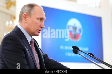 Moscou, Russie. Le 06 Dec 2016. Le président russe Vladimir Poutine aborde le Congrès National des juges dans la salle à colonnes de la Maison des Syndicats le 6 décembre 2016 à Moscou, Russie. Credit : Planetpix/Alamy Live News Banque D'Images