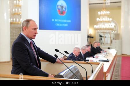 Moscou, Russie. Le 06 Dec 2016. Le président russe Vladimir Poutine aborde le Congrès National des juges dans la salle à colonnes de la Maison des Syndicats le 6 décembre 2016 à Moscou, Russie. Credit : Planetpix/Alamy Live News Banque D'Images