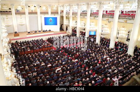 Moscou, Russie. Le 06 Dec 2016. Le président russe Vladimir Poutine aborde le Congrès National des juges dans la salle à colonnes de la Maison des Syndicats le 6 décembre 2016 à Moscou, Russie. Credit : Planetpix/Alamy Live News Banque D'Images