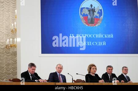 Moscou, Russie. Le 06 Dec 2016. Le président russe Vladimir Poutine s'occupe le Congrès National des juges dans la salle à colonnes de la Maison des Syndicats le 6 décembre 2016 à Moscou, Russie. Assis avec Poutine sont : (de gauche à droite) Le président de la Cour suprême russe Vyacheslav Lebedev, le Président Vladimir Poutine, le président du Conseil de la Fédération Valentina Matviyenko, gauche, Douma d'État Le Président Vyacheslav Volodin et Procureur général Chaya. Credit : Planetpix/Alamy Live News Banque D'Images