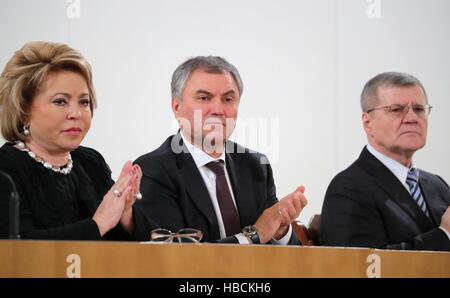 Moscou, Russie. Le 06 Dec 2016. Le Président du Conseil de la Fédération de Russie Valentina Matviyenko, gauche, Douma d'État Le Président Vyacheslav Volodin et Procureur général Chaya, droite, applaudir au cours de l'adresse le Président Vladimir Poutine lors du Congrès National des juges dans la salle à colonnes de la Maison des Syndicats le 6 décembre 2016 à Moscou, Russie. Credit : Planetpix/Alamy Live News Banque D'Images