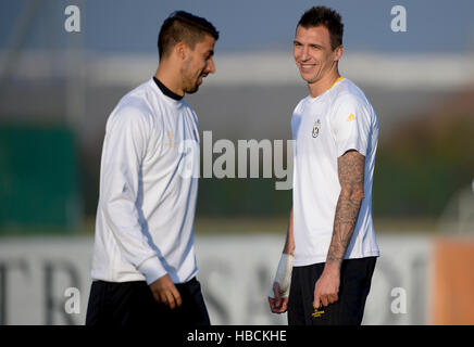 Tagliacozzo, Turin, Italie. 6 Décembre, 2016. Mario Mandzukic (droite) de la Juventus FC sourit lors de la formation de la Juventus à la veille de la Ligue des Champions Groupe H match de football entre la Juventus et le Dinamo Zagreb. Credit : Nicolò Campo/Alamy Live News Banque D'Images